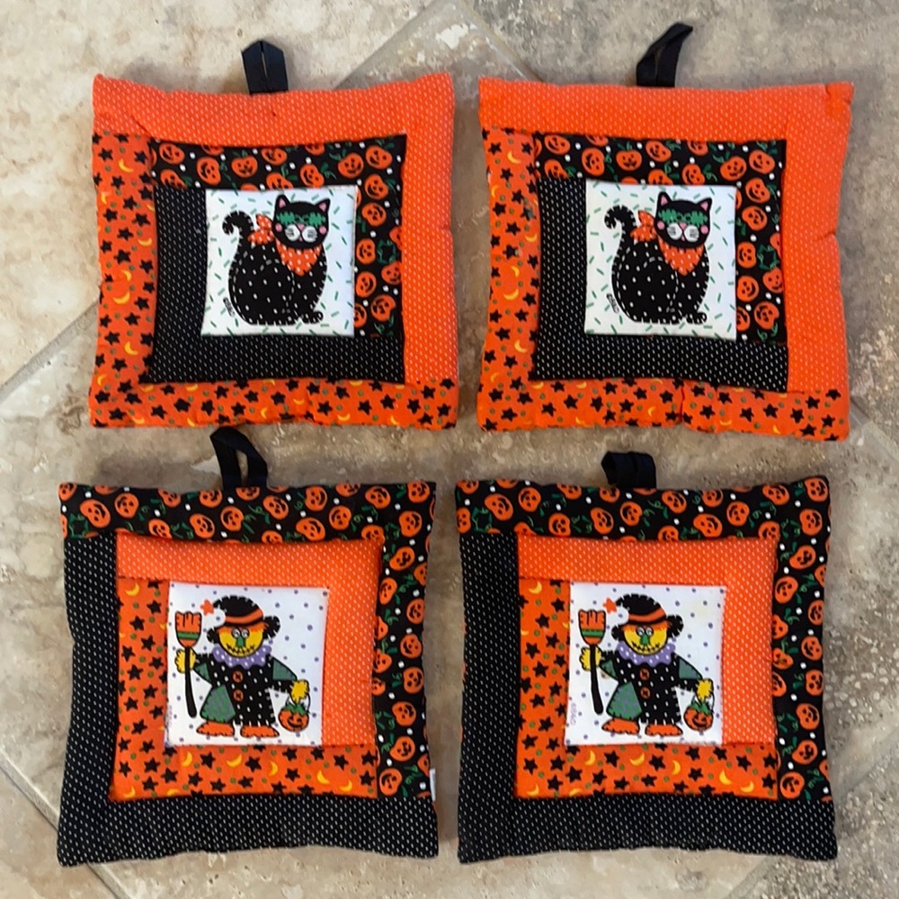 NWOT 4 HALLOWEEN THEMED POT HOLDERS